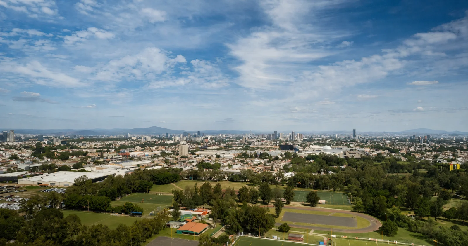Vista aérea desde ANARAMA Velt hacia el Parque Metropolitano y la zona de Ciudad Granja, Zapopan